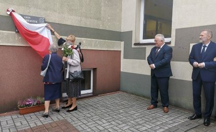 Odsłonięcie tablicy pamiątkowej poświęconej porucznikowi Leonowi Kołodziejczykowi