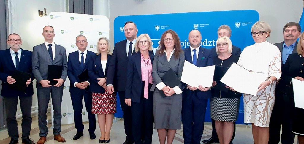 Przedstawiciele po podpisaniu umowy